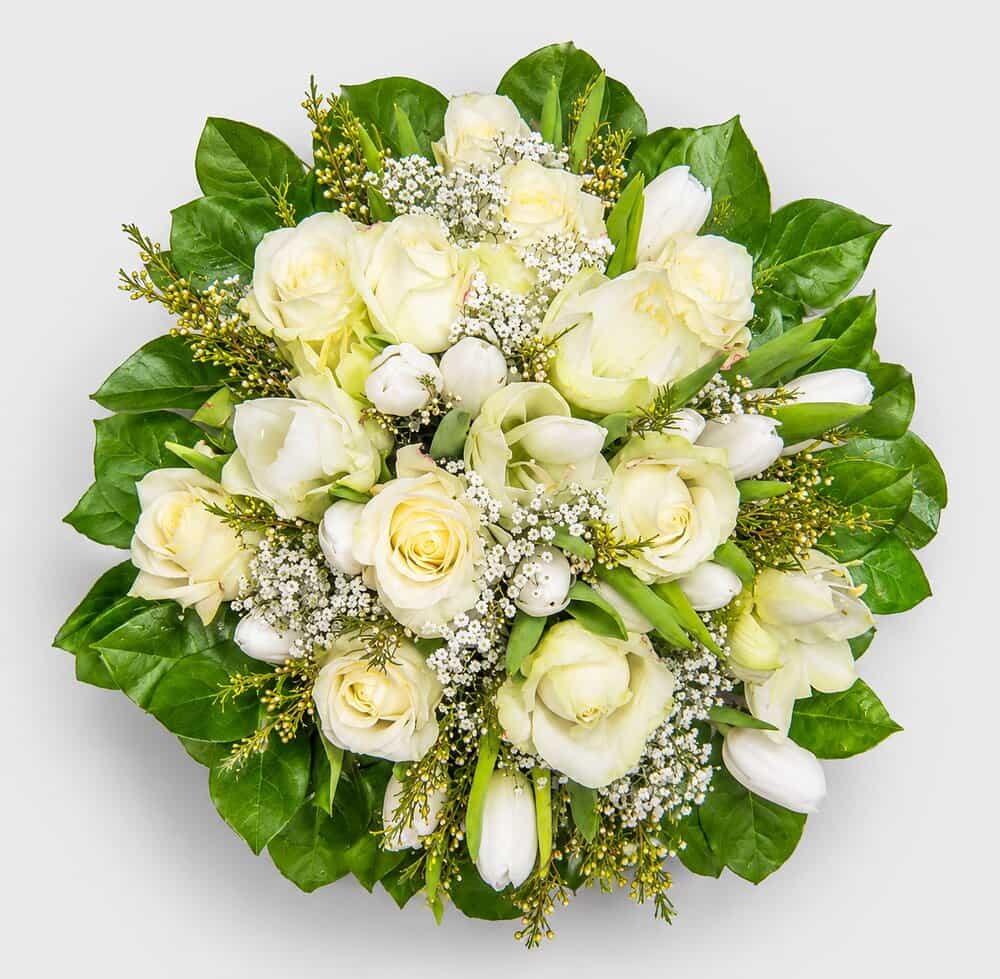 Katy – Weiße Rosen mit Schleierkraut – Blumenstrauß vom Münchner Floristen