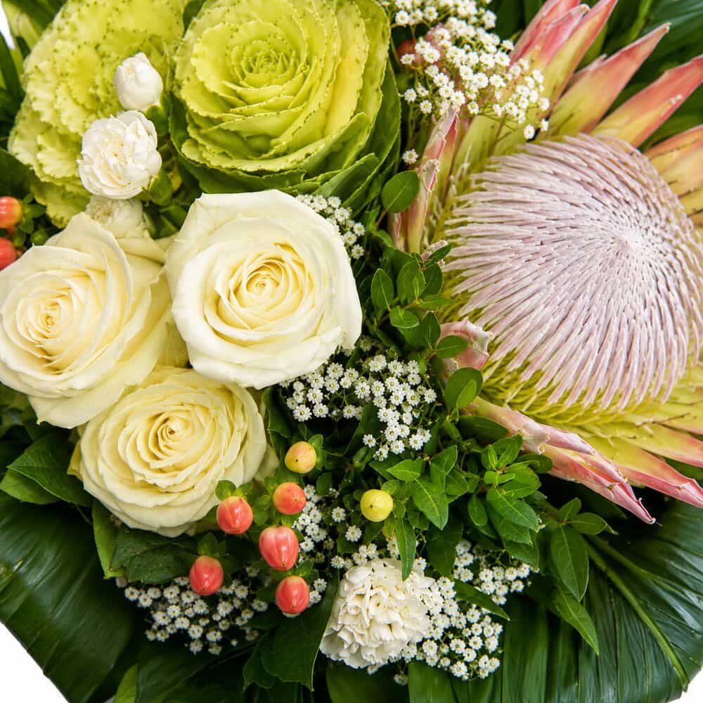 Runa – Edler Strauß mit Protea – Detailansicht 2