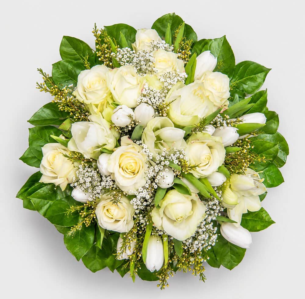 Blumenstrauß Katy – Weiße Rosen mit Schleierkraut – frisch vom Münchner Floristen