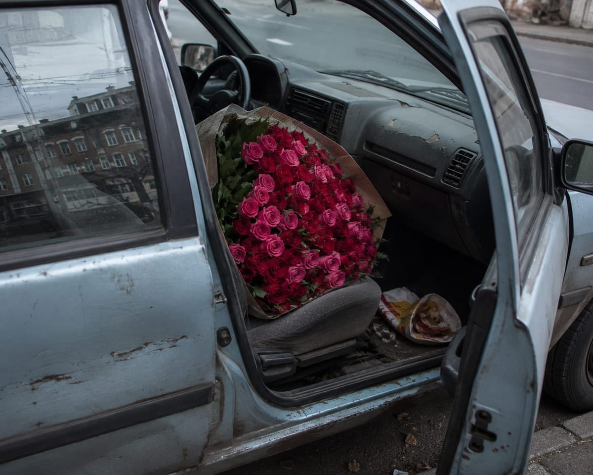 100 Rosen als XXL-Rosenstrauß auf dem Beifahrersitz - Rosenstrauß-Lieferung in München