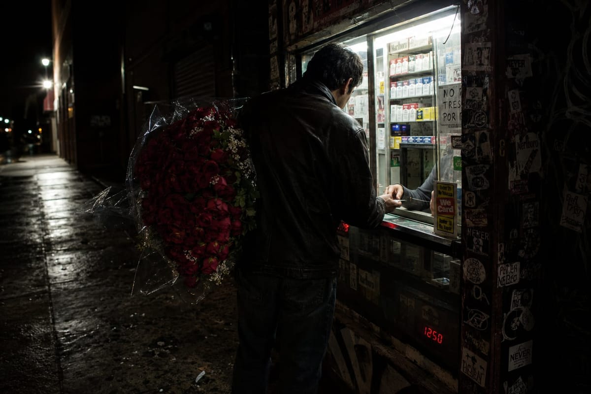 Großer Rosenstrauß mit 100 roten Rosen auf dem Rücken - nachts am Kiosk, München
