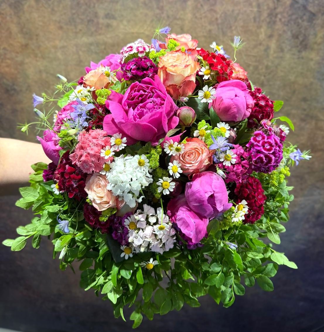 Handgebundener großer Rosenstrauß aus dem Atelier in der Maxvorstadt