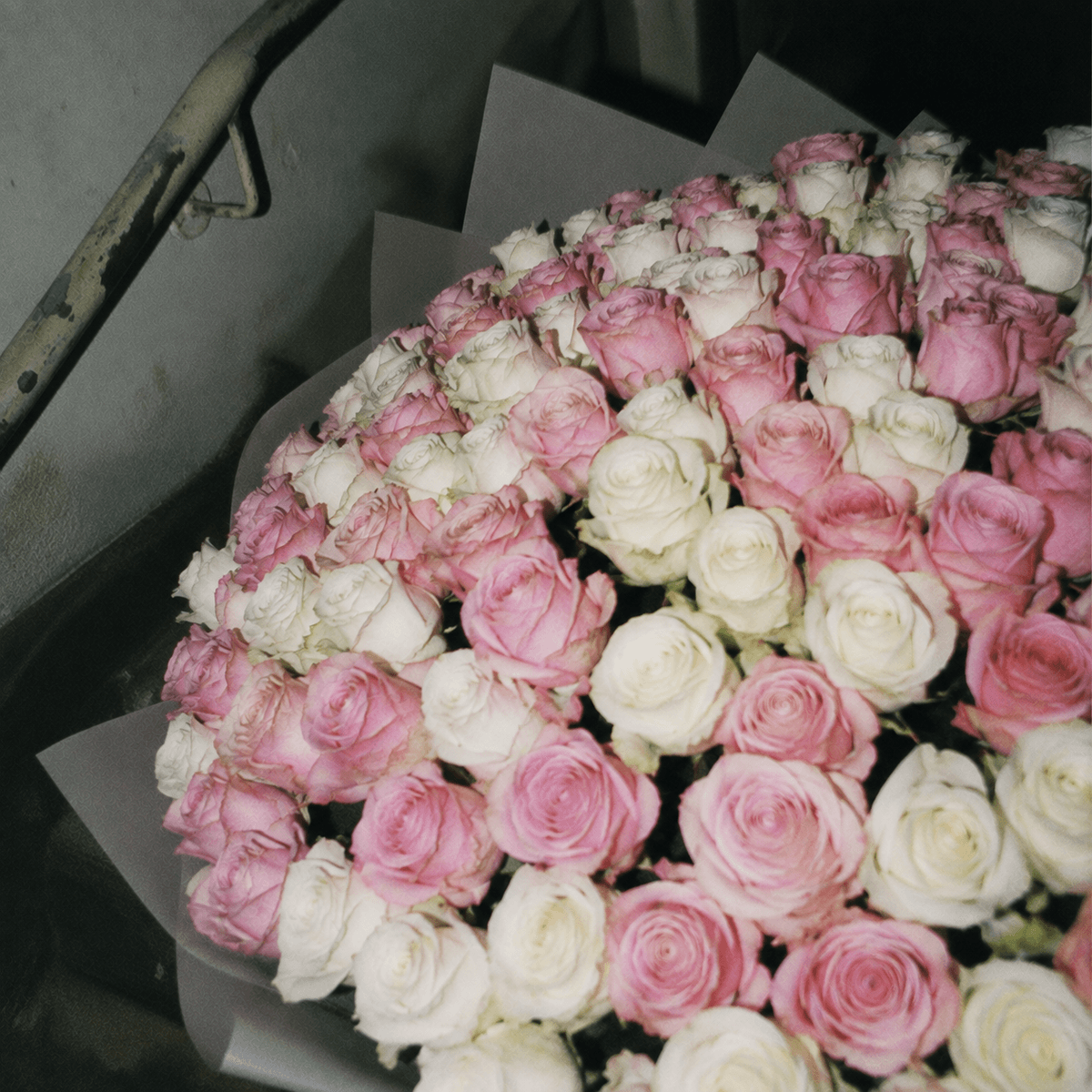 Großer Rosenstrauß in Rosa und Weiß aus München - XXL