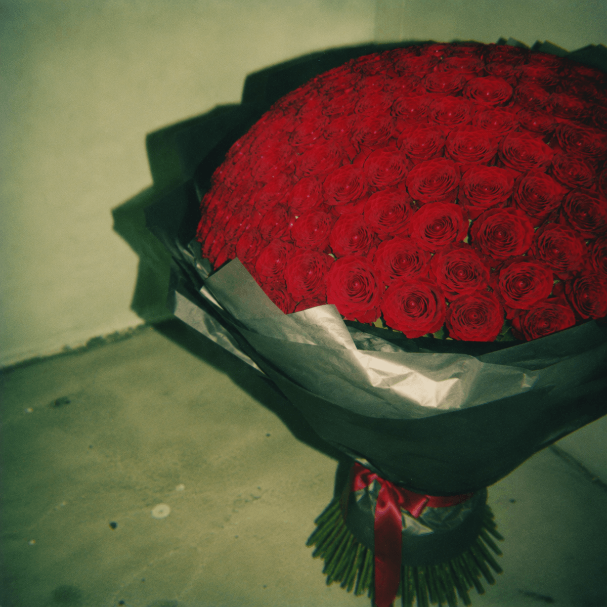 Großer roter Rosenstrauß aus München - 100 rote Rosen, handgebunden